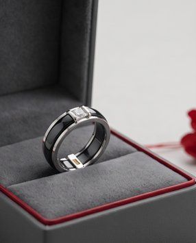 Серебряное кольцо с чёрной керамикой и фианитом: современный стиль и утончённость 18 размер 5715217012 Серебряное кольцо с чёрной керамикой и фианитом: современный стиль и утончённость фото с каталога
