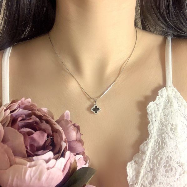 Серебряный кулон в форме клевера с черной эмалью и фианитами 2800002 Серебряный кулон в форме клевера с черной эмалью и фианитами фото с каталога