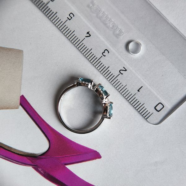 Срібна каблучка LoveR з трьома лондонськими топазами в оточенні фіанітів 18 розмір 220470118 Срібна каблучка LoveR з трьома лондонськими топазами в оточенні фіанітів фото з каталогу