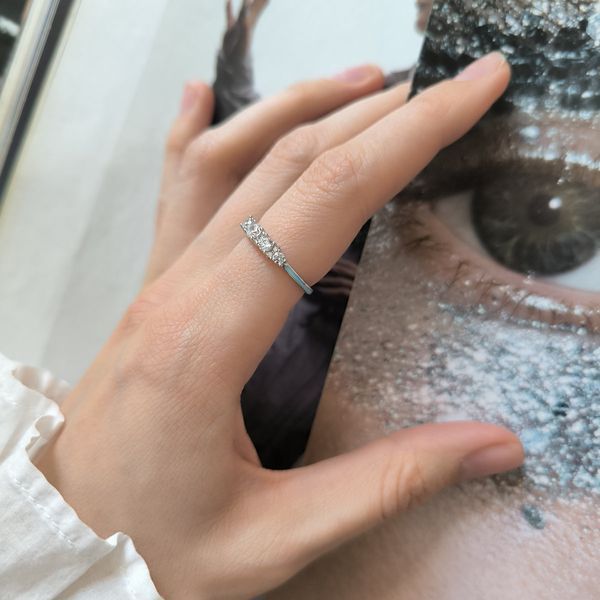 Серебряное кольцо LoveR с дорожкой круглых фианитов в классическом дизайне 17 размер 220766517 Серебряное кольцо LoveR с дорожкой круглых фианитов в классическом дизайне фото с каталога