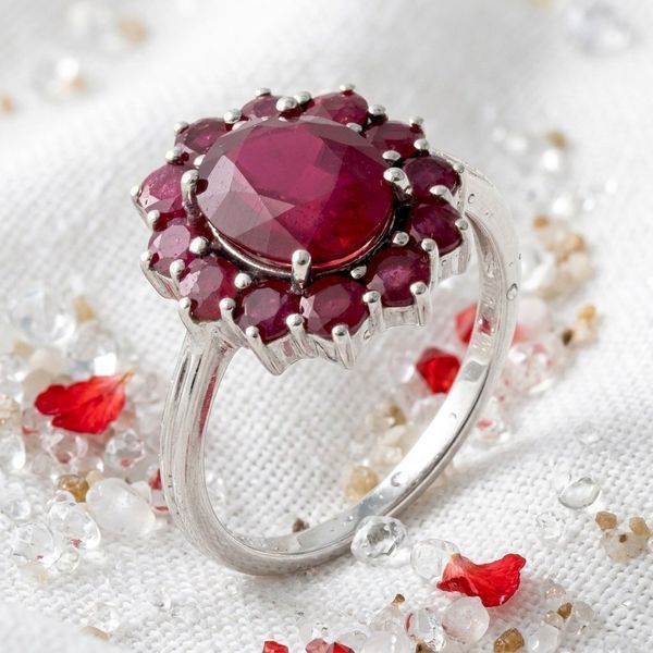 Серебряное кольцо LoveR с натуральным рубином овальной формы в цветочной композиции 19 размер, серебро 925