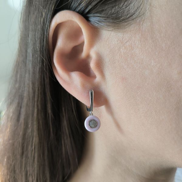 Серьги LoveR из розовой керамики круглой формы с центральной вставкой фианитов 60002330 Серьги LoveR из розовой керамики круглой формы с центральной вставкой фианитов фото с каталога