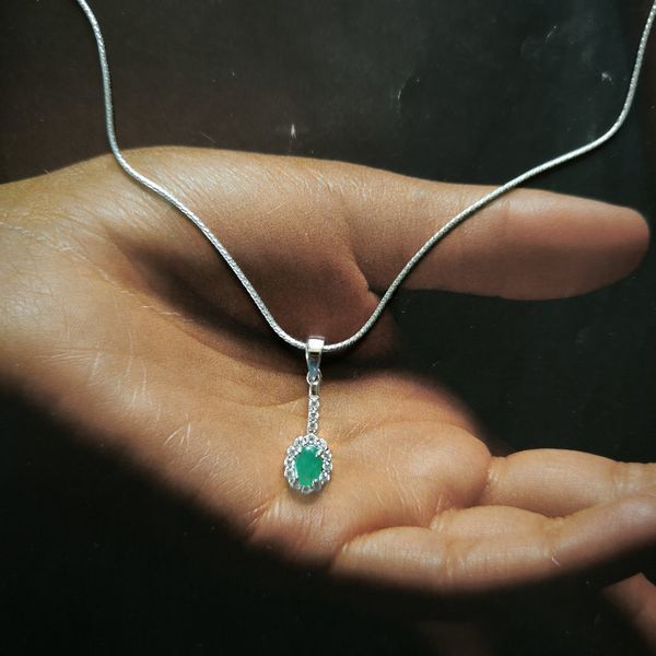 Серебряная подвеска LoveR с натуральным изумрудом овальной формы в фестончатом ореоле из фианитов 2214212 Серебряная подвеска LoveR с натуральным изумрудом овальной формы в фестончатом ореоле из фианитов фото с каталога