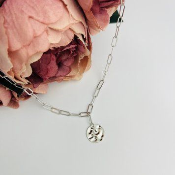 Серебряное колье LoveR с цепочкой прямоугольного плетения и круглой подвеской с ажурным узором 2102854450500 Серебряное колье LoveR с цепочкой прямоугольного плетения и круглой подвеской с ажурным узором фото с каталога