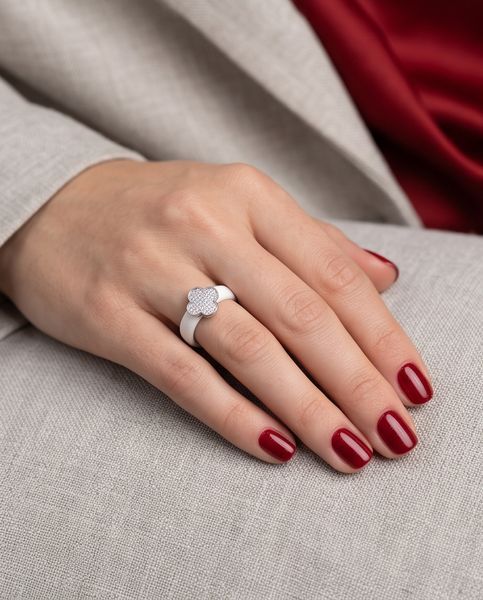 Серебряное кольцо LoveR с белой керамикой и вставкой фианитов в форме цветка-клевера 17.5 размер 144420717.5 Серебряное кольцо LoveR с белой керамикой и вставкой фианитов в форме цветка-клевера фото с каталога