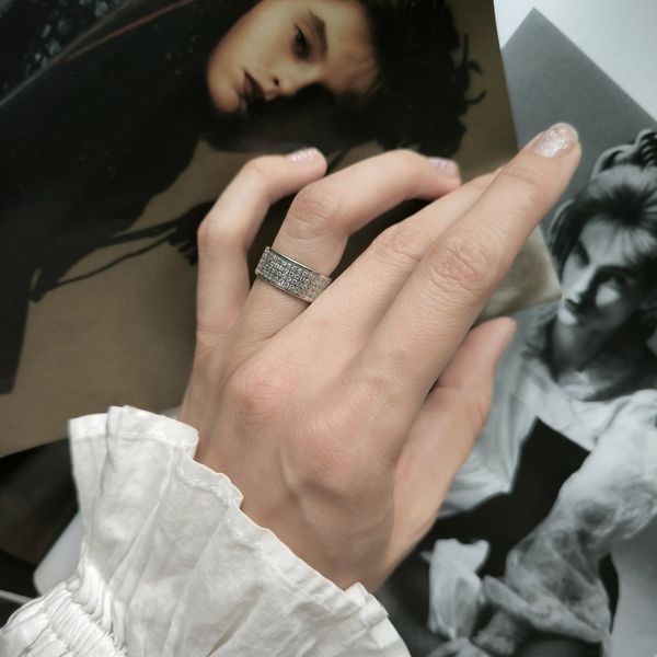 Срібна каблучка LoveR з суцільною інкрустацією фіанітами та ажурною внутрішньою поверхнею 16.5 розмір 220868616.5 Срібна каблучка LoveR з суцільною інкрустацією фіанітами та ажурною внутрішньою поверхнею фото з каталогу