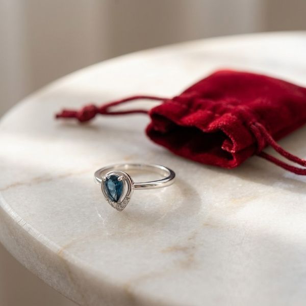 Серебряное кольцо LoveR с лондонским топазом каплевидной формы и дорожкой фианитов (арт. 218857517) 17 размер, серебро 925