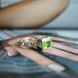 купити срібний виріб Срібна каблучка LoveR з хризолітом прямокутної форми та ланцюговим обідком 18 розмір фото 5 - фотографія з каталогу