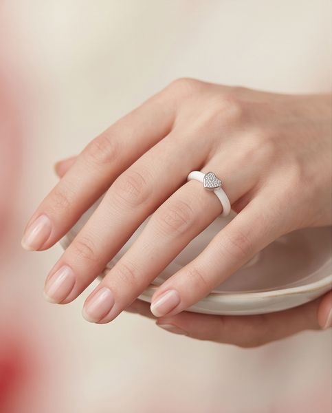 Срібна каблучка LoveR з білою керамікою та вставкою фіанітів у формі серця 18.5 розмір, срібло 925