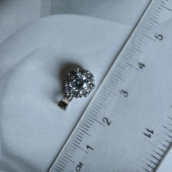 Серебряная подвеска 925 пробы с круглыми фианитами в цветочной форме 70120006 Серебряная подвеска 925 пробы с круглыми фианитами в цветочной форме фото с каталога