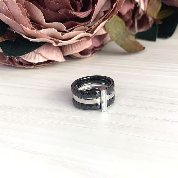 Кольцо LoveR из чёрной керамики с геометрическим акцентом из серебра и фианитов 18.5 размер 5619193091 Кольцо LoveR из чёрной керамики с геометрическим акцентом из серебра и фианитов фото с каталога