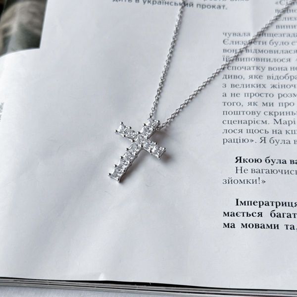 Серебряное колье с крестиком, инкрустированным прозрачными фианитами 00540243344512 Серебряное колье с крестиком, инкрустированным прозрачными фианитами фото с каталога
