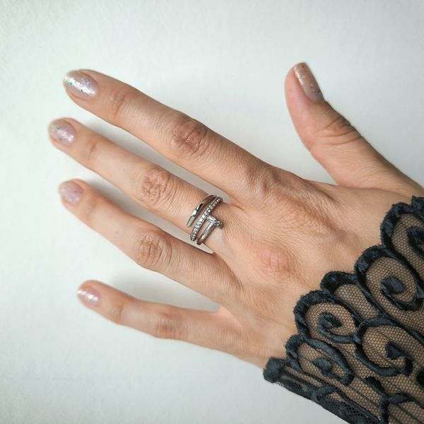 Срібна каблучка LoveR &laquo;Цвях&raquo; асиметрична з фіанітами 18 розмір 220949218 Срібна каблучка LoveR &laquo;Цвях&raquo; асиметрична з фіанітами фото з каталогу