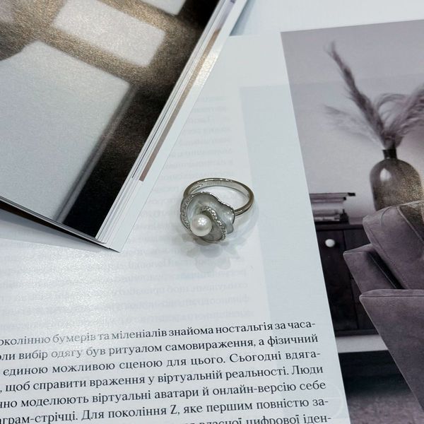 Срібна каблучка LoveR з перламутром та натуральною перлиною у формі квітки з фіанітами 18 розмір 217537718 Срібна каблучка LoveR з перламутром та натуральною перлиною у формі квітки з фіанітами фото з каталогу