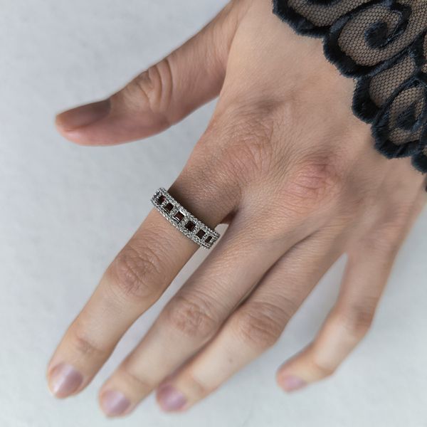 Серебряное кольцо широкое с квадратными гранатами в обрамлении фианитов 18 размер 220423718 Серебряное кольцо широкое с квадратными гранатами в обрамлении фианитов фото с каталога