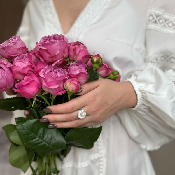 Срібна каблучка LoveR з перламутром та натуральною перлиною у формі квітки з фіанітами 18 розмір 217537718 Срібна каблучка LoveR з перламутром та натуральною перлиною у формі квітки з фіанітами фото з каталогу