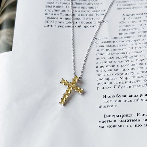 Серебряное колье с жёлтыми фианитами в форме крестика &ndash; яркий акцент в вашем стиле 005402444910006 Серебряное колье с жёлтыми фианитами в форме крестика &ndash; яркий акцент в вашем стиле фото с каталога