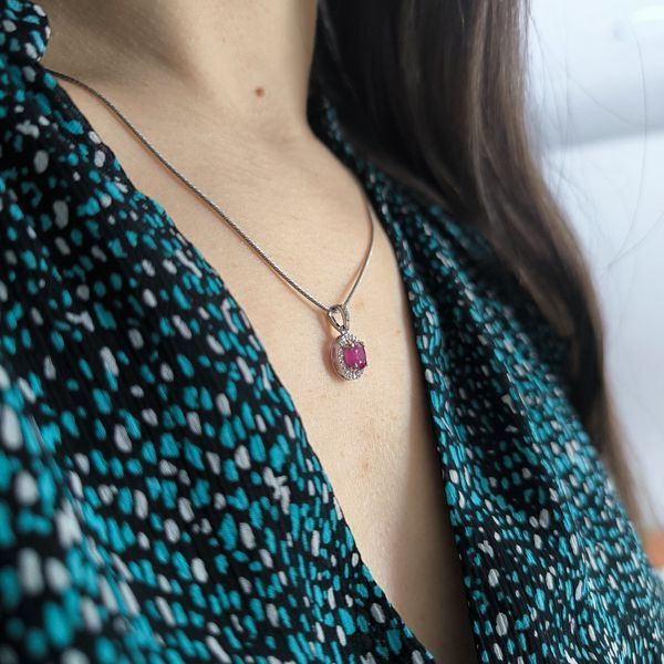 Серебряный кулон Lover с натуральным рубином и фианитами в дизайне ореол 2205289 Серебряный кулон Lover с натуральным рубином и фианитами в дизайне ореол фото с каталога