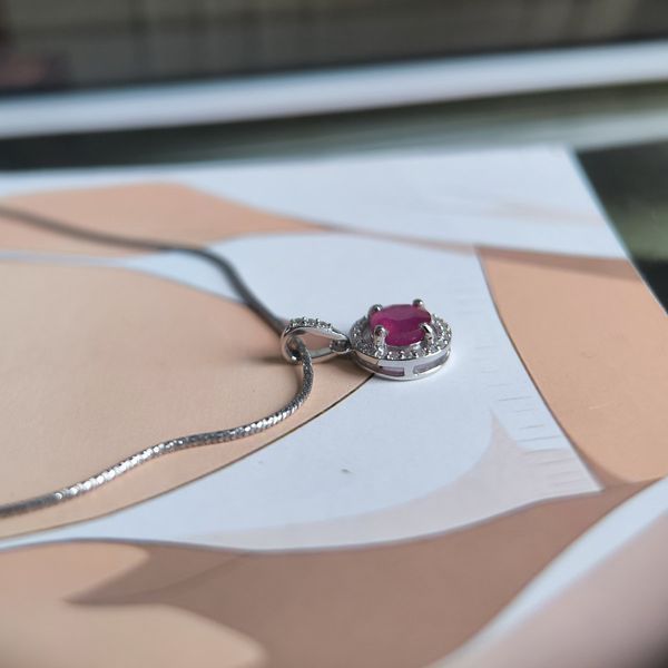 Серебряный кулон Lover с натуральным рубином и фианитами в дизайне ореол 2205289 Серебряный кулон Lover с натуральным рубином и фианитами в дизайне ореол фото с каталога