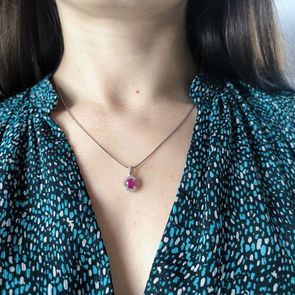 Серебряный кулон Lover с натуральным рубином и фианитами в дизайне ореол 2205289 Серебряный кулон Lover с натуральным рубином и фианитами в дизайне ореол фото с каталога