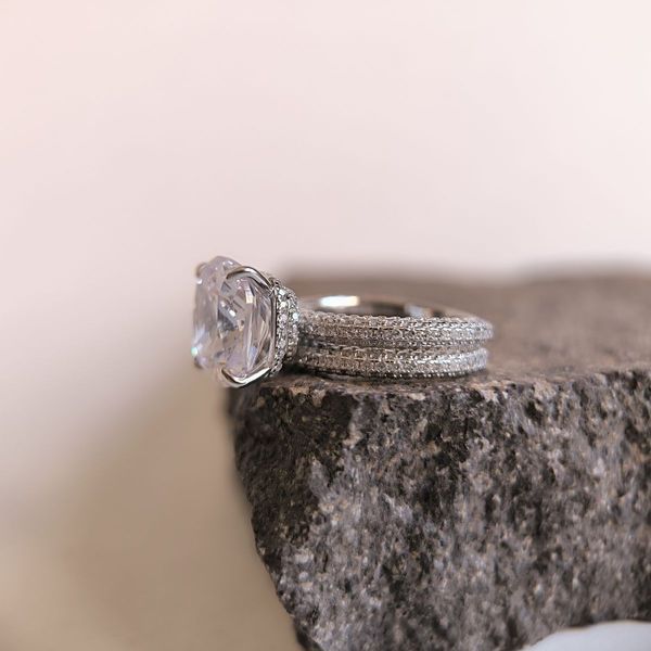 Серебряное кольцо SilverThin с фианитами, вес изделия 9,18 гр (2192909) 18.5 размер 219290918.5 Серебряное кольцо с овальной формой вставки и фианитами фото с каталога