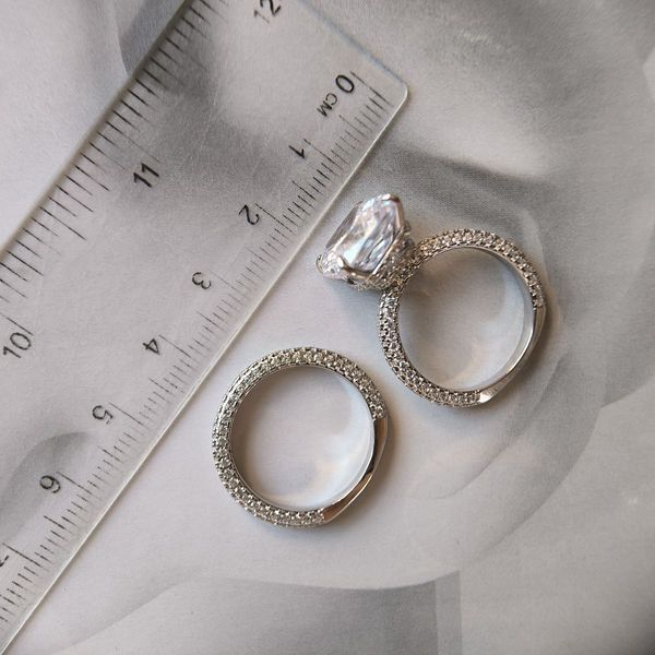 Серебряное кольцо SilverThin с фианитами, вес изделия 9,18 гр (2192909) 18.5 размер 219290918.5 Серебряное кольцо с овальной формой вставки и фианитами фото с каталога