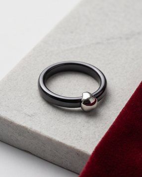 Серебряное кольцо LoveR с черной керамикой и серебряной вставкой каплевидной формы 18 размер 144431318 Серебряное кольцо LoveR с черной керамикой и серебряной вставкой каплевидной формы фото с каталога