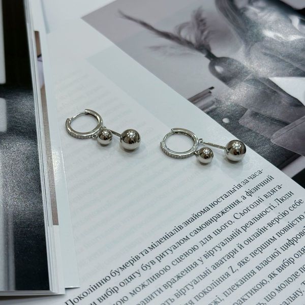 Срібні сережки LoveR з двома гладкими срібними кульками різного розміру та фіанітами 2175520 Срібні сережки LoveR з двома гладкими срібними кульками різного розміру та фіанітами фото з каталогу