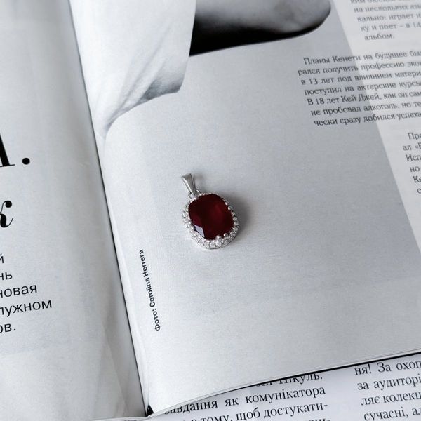 Срібну підвіску з рубіном і фіанітами &ndash; вишуканий аксесуар для яскравого образу 4897512 Срібну підвіску з рубіном і фіанітами &ndash; вишуканий аксесуар для яскравого образу фото з каталогу