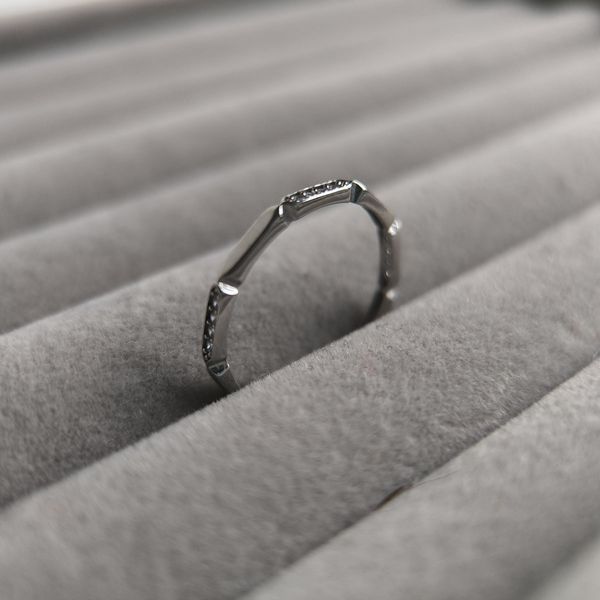 Серебряное тонкое кольцо LoveR с двадцатью белыми фианитами 18 размер, серебро 925