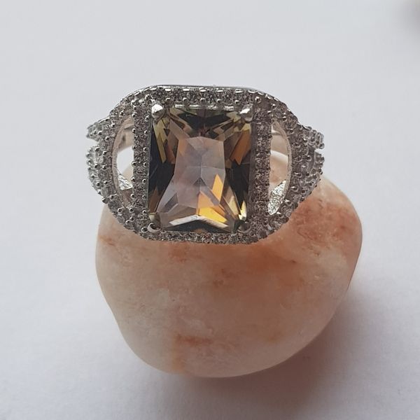 Серебряное кольцо с цитриновым nano и фианитами 17 размер 613192212 Серебряное кольцо с цитриновым nano и фианитами фото с каталога