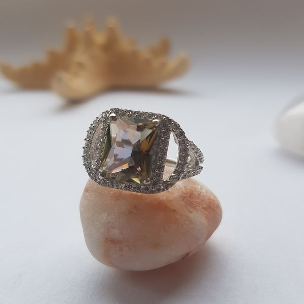 Серебряное кольцо с цитриновым nano и фианитами 17 размер 613192212 Серебряное кольцо с цитриновым nano и фианитами фото с каталога