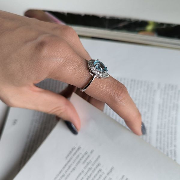 Срібна каблучка LoveR з натуральним топазом краплеподібної форми в подвійному оточенні фіанітів 16.5 розмір 217957316.5 Срібна каблучка LoveR з натуральним топазом краплеподібної форми в подвійному оточенні фіанітів фото з каталогу