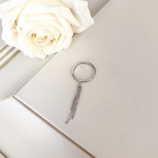 Серебряное кольцо SilverThin с без камней, вес изделия 1,56 гр (2142522) 16 размер 5712252412 Серебряное кольцо LoveR с подвесными цепочками в минималистичном дизайне фото с каталога