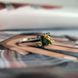 купити срібний виріб Срібна каблучка зі смарагдом nano прямокутної форми та позолоченим декоративним листям 17 розмір фото 5 - фотографія з каталогу