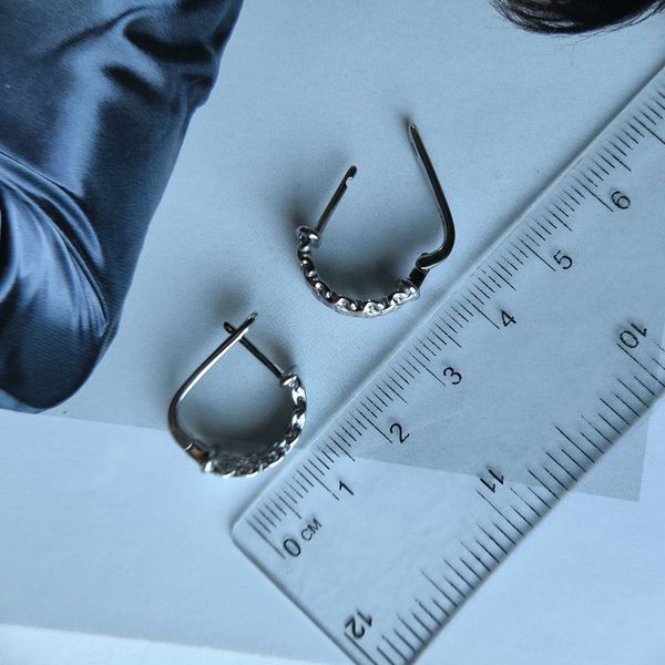 Срібні сережки з фактурним плетінням 1334812 Срібні сережки з фактурним плетінням фото з каталогу