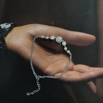 Срібний браслет з прозорими фіанітами квадратної та круглої форми і декоративною центральною вставкою 17-20 см 22090891720 Срібний браслет з прозорими фіанітами квадратної та круглої форми і декоративною центральною вставкою фото з каталогу