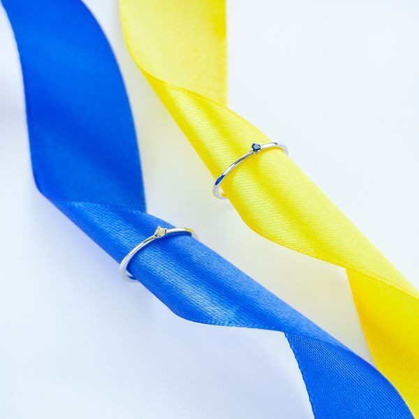 Срібна каблучка з тонким обідком, інкрустована синім фіанітом 1647400250 Срібна каблучка з тонким обідком, інкрустована синім фіанітом фото з каталогу