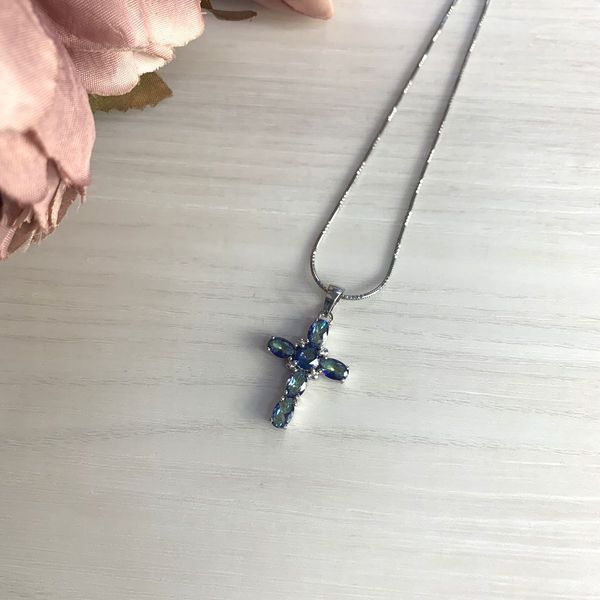 Серебряный крестик с овальными камнями мистического топаза 8387002 Серебряный крестик с овальными камнями мистического топаза фото с каталога